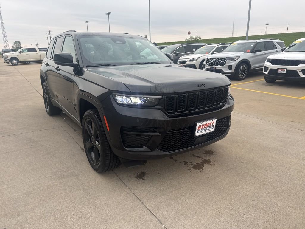 Used 2025 Jeep Grand Cherokee Altitude AWD/4WD image 3