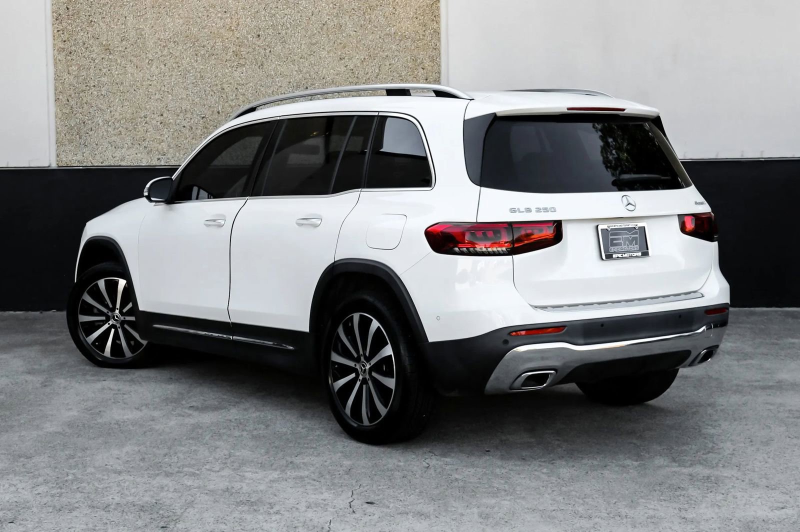 Used 2021 Mercedes-Benz GLB 250 4MATIC w/ Premium Package image 12
