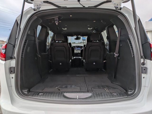 Used 2025 Chrysler Pacifica Select image 7