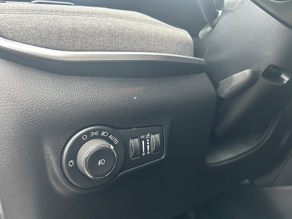 Used 2024 Jeep Compass Latitude w/ Sun and Sound Group image 14