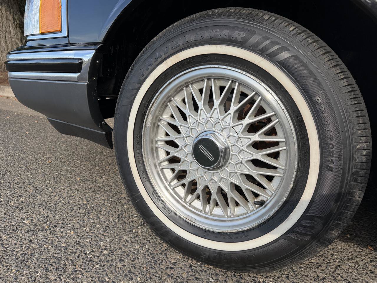 Used 1993 Lincoln Town Car Signature RWD image 16