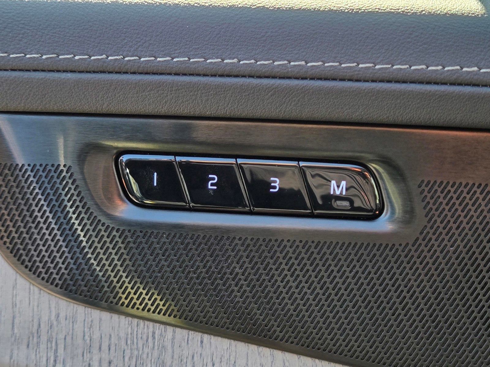 Certified 2025 Volvo XC90 T8 Ultra w/ Protection Package Premier image 27