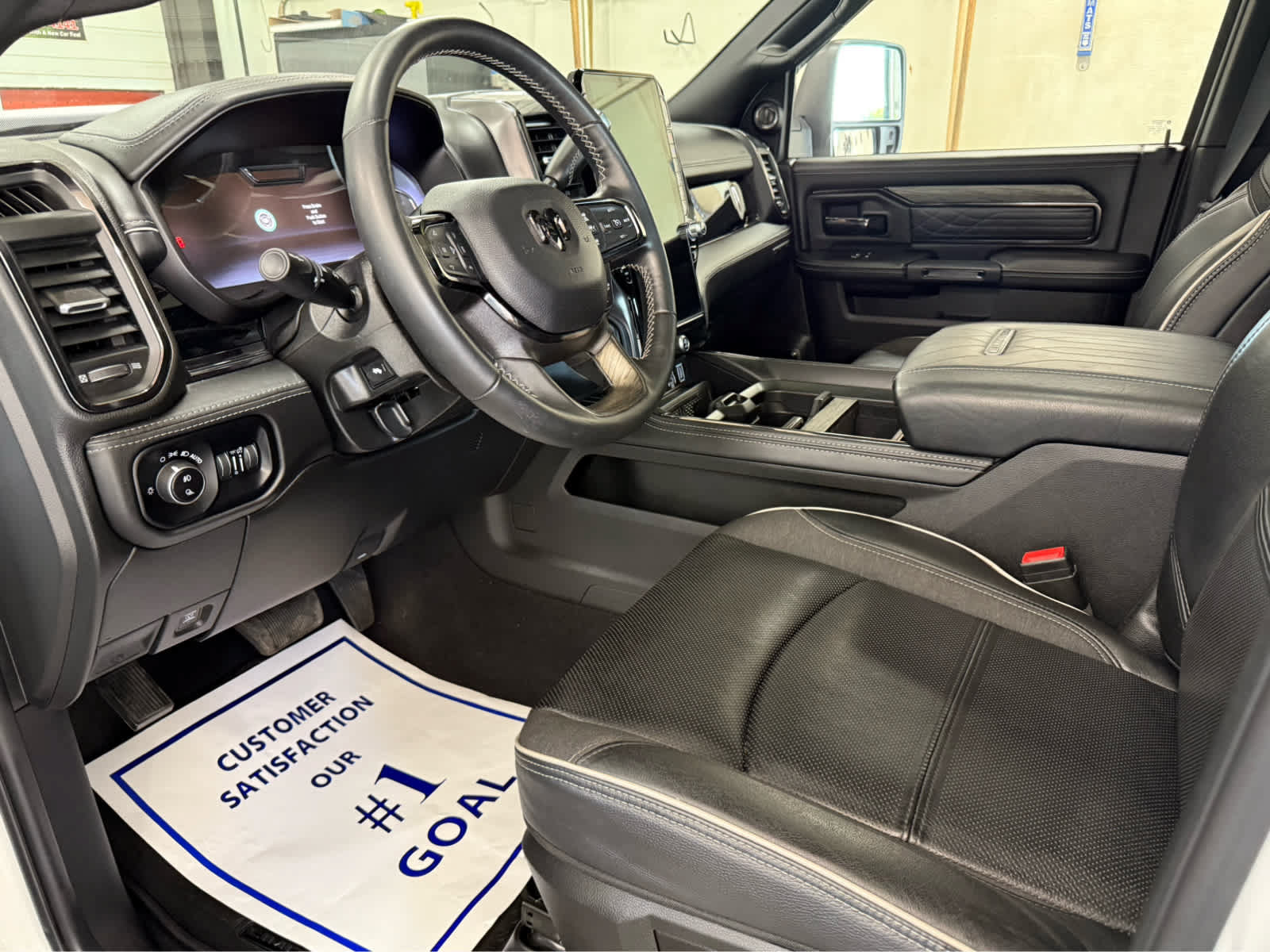 Used 2025 RAM 3500 Limited AWD/4WD image 9