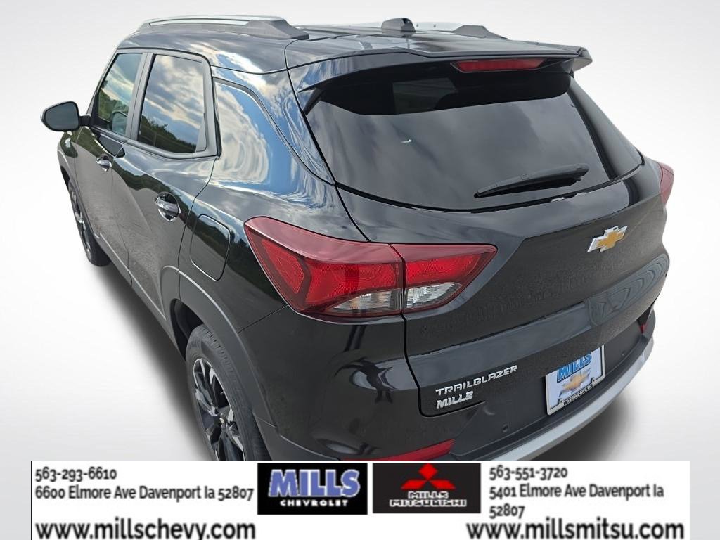Used 2022 Chevrolet TrailBlazer LT w/ Convenience Package FWD image 3