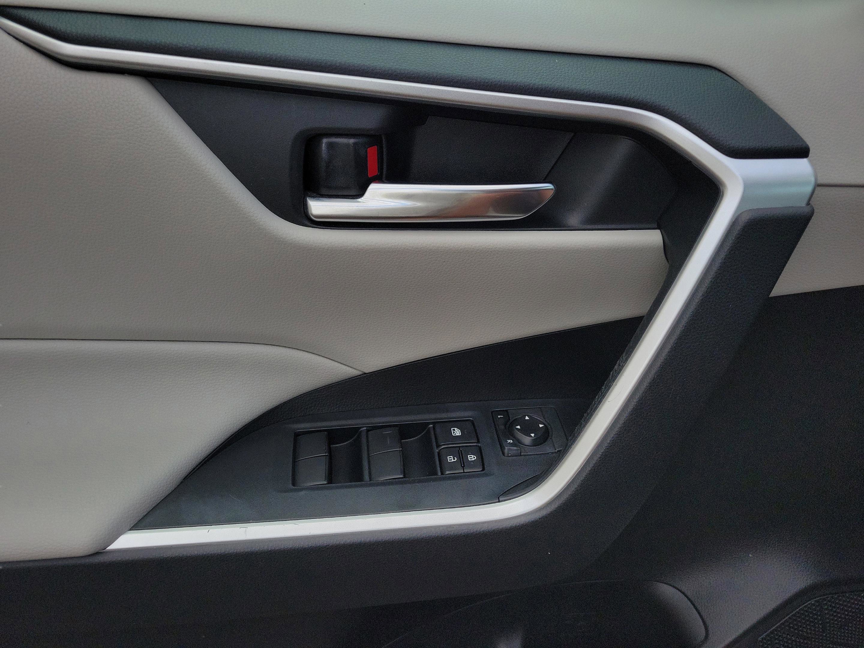 Used 2020 Toyota RAV4 XLE image 18