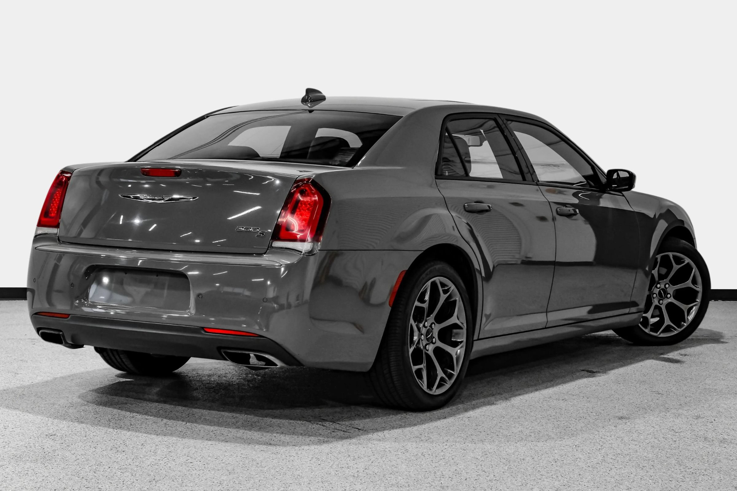 Used 2018 Chrysler 300 S w/ 300S Premium Group RWD image 6