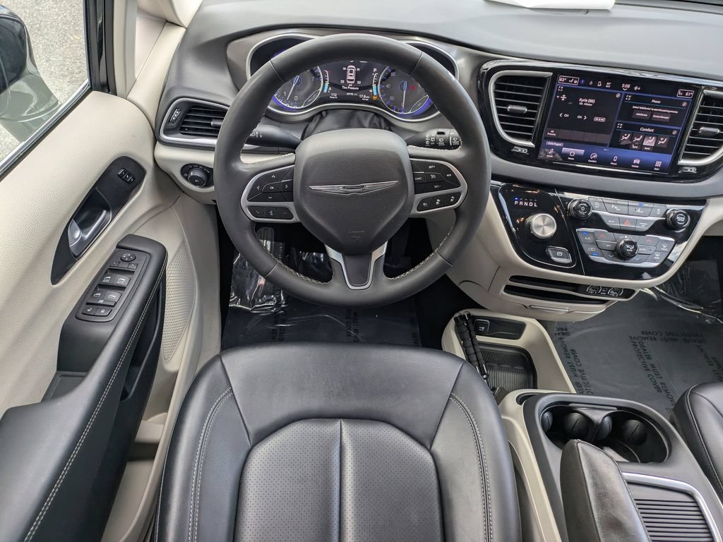 Used 2024 Chrysler Pacifica Touring-L FWD image 15