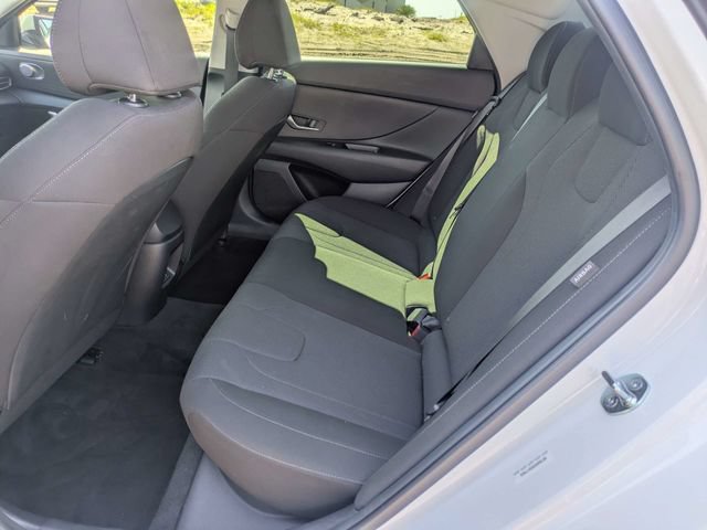 Used 2025 Hyundai Elantra SE FWD image 12