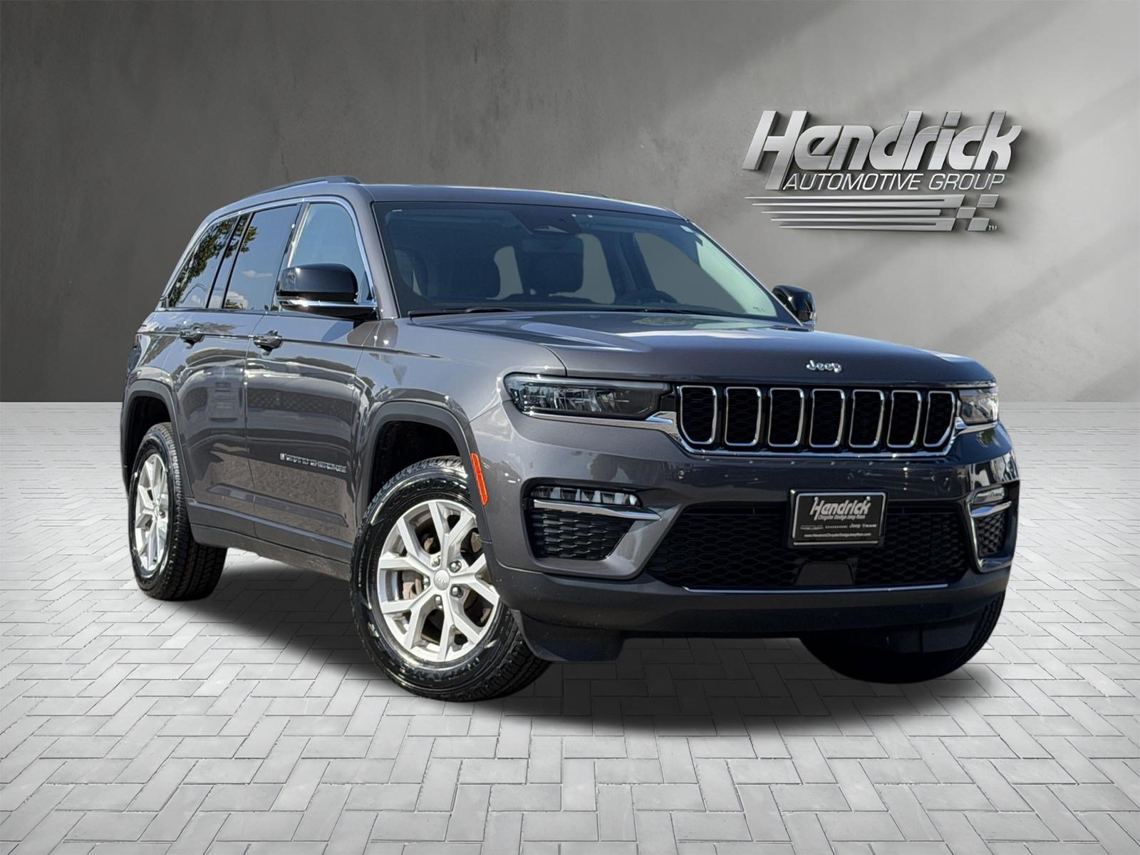 Used 2023 Jeep Grand Cherokee Limited AWD/4WD image 2