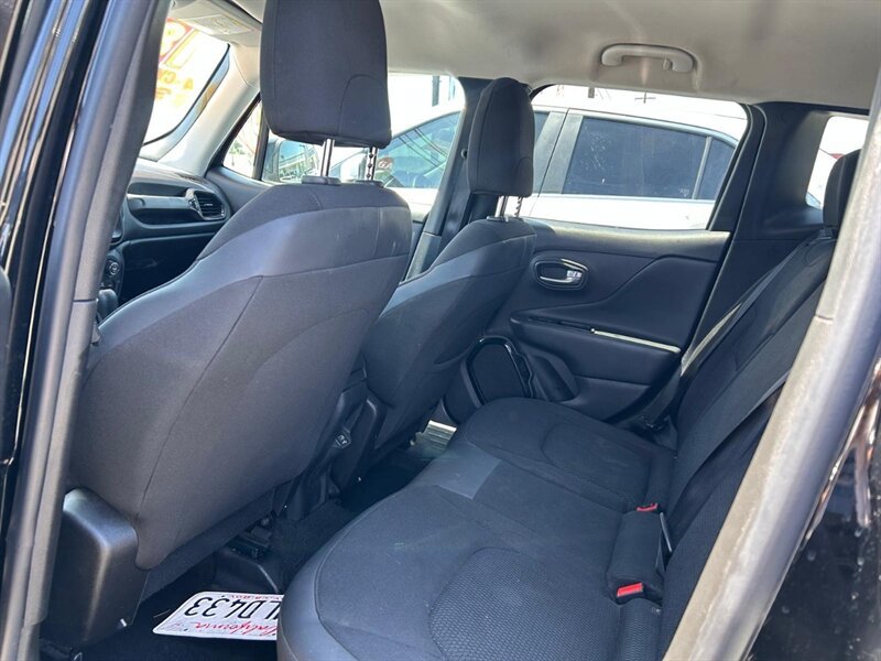 Used 2018 Jeep Renegade Altitude FWD image 9