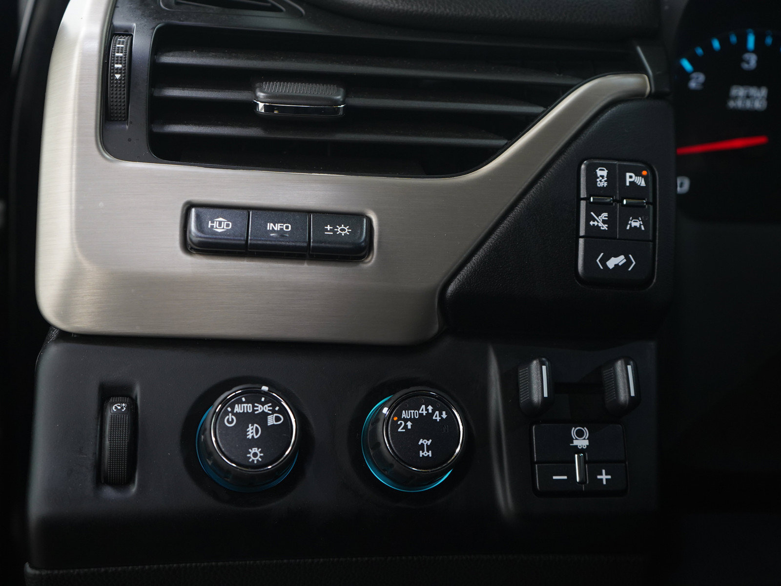 Used 2018 GMC Yukon Denali AWD/4WD image 30