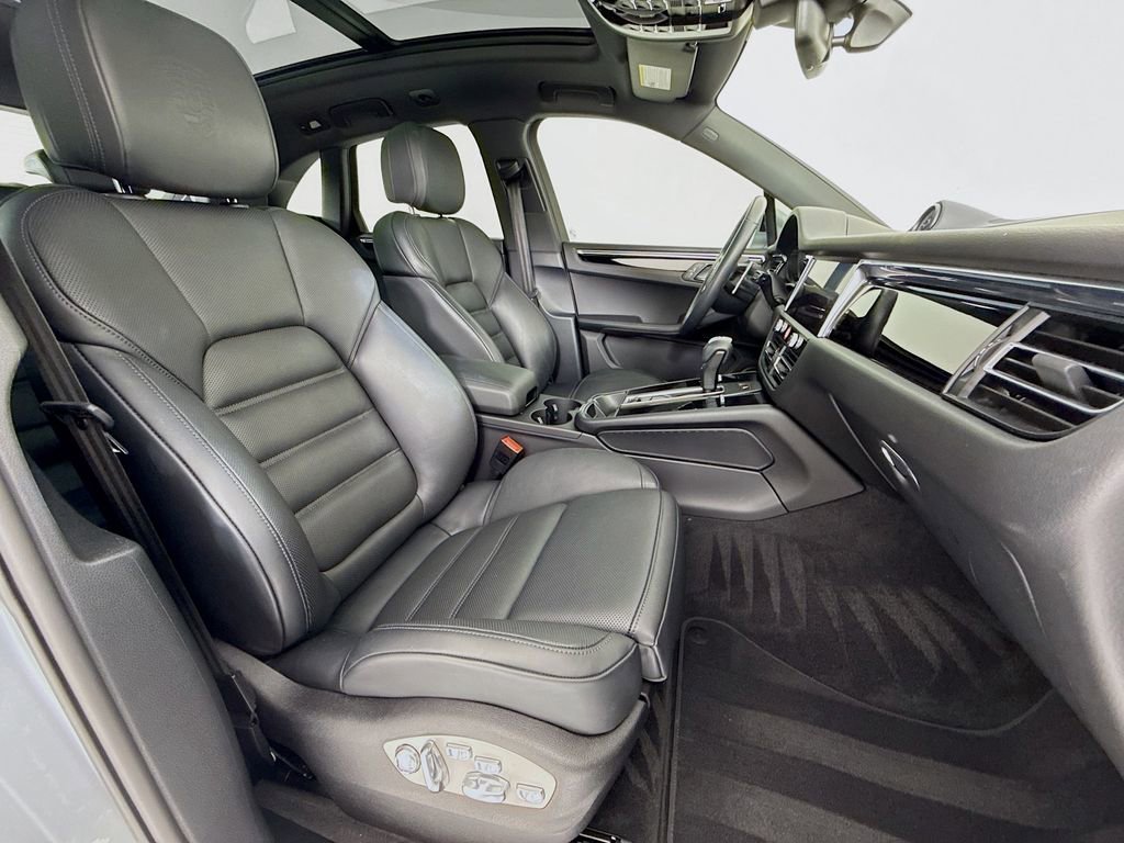 Certified 2025 Porsche Macan image 32
