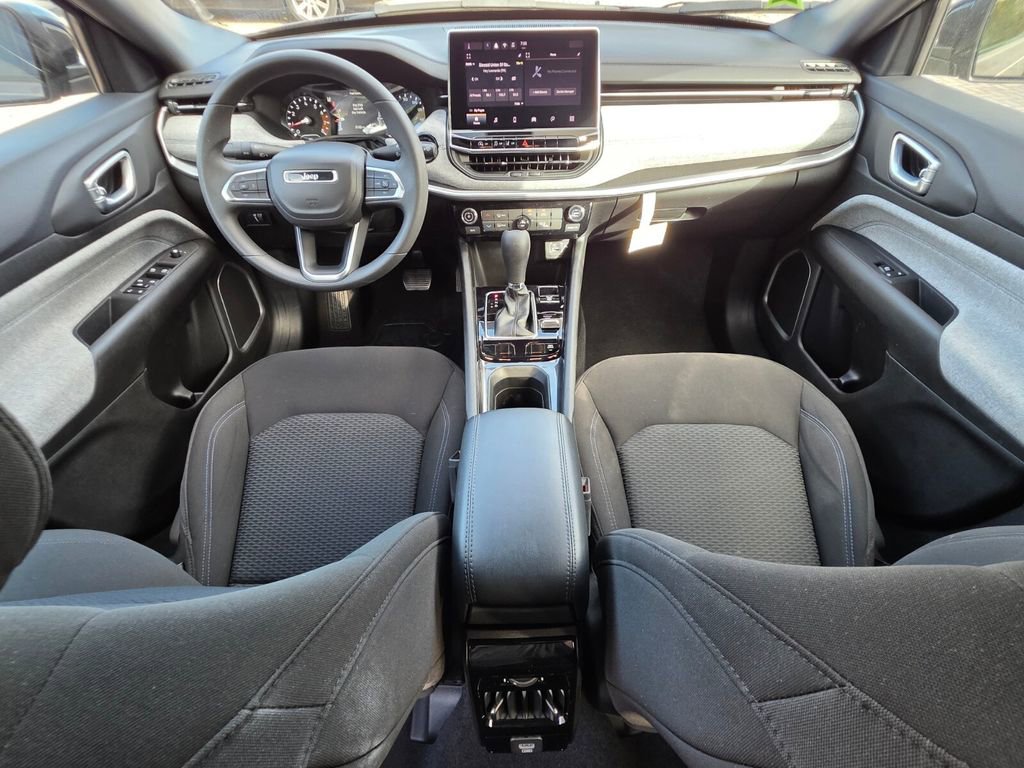 Used 2024 Jeep Compass Sport image 4