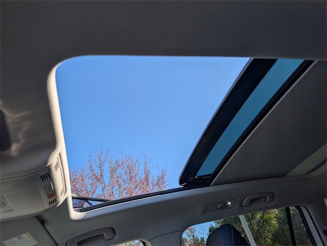 Used 2023 Volkswagen Tiguan SE w/ Panoramic Sunroof Package image 17