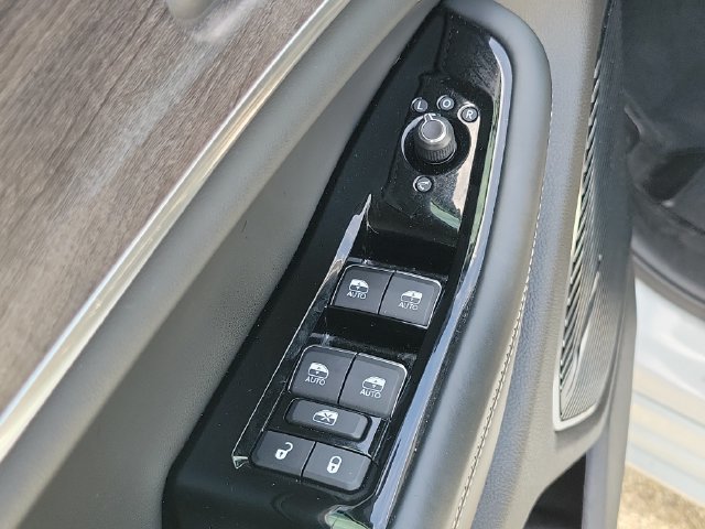 Used 2023 Jeep Grand Cherokee Overland w/ Luxury Tech Group IV RWD image 19