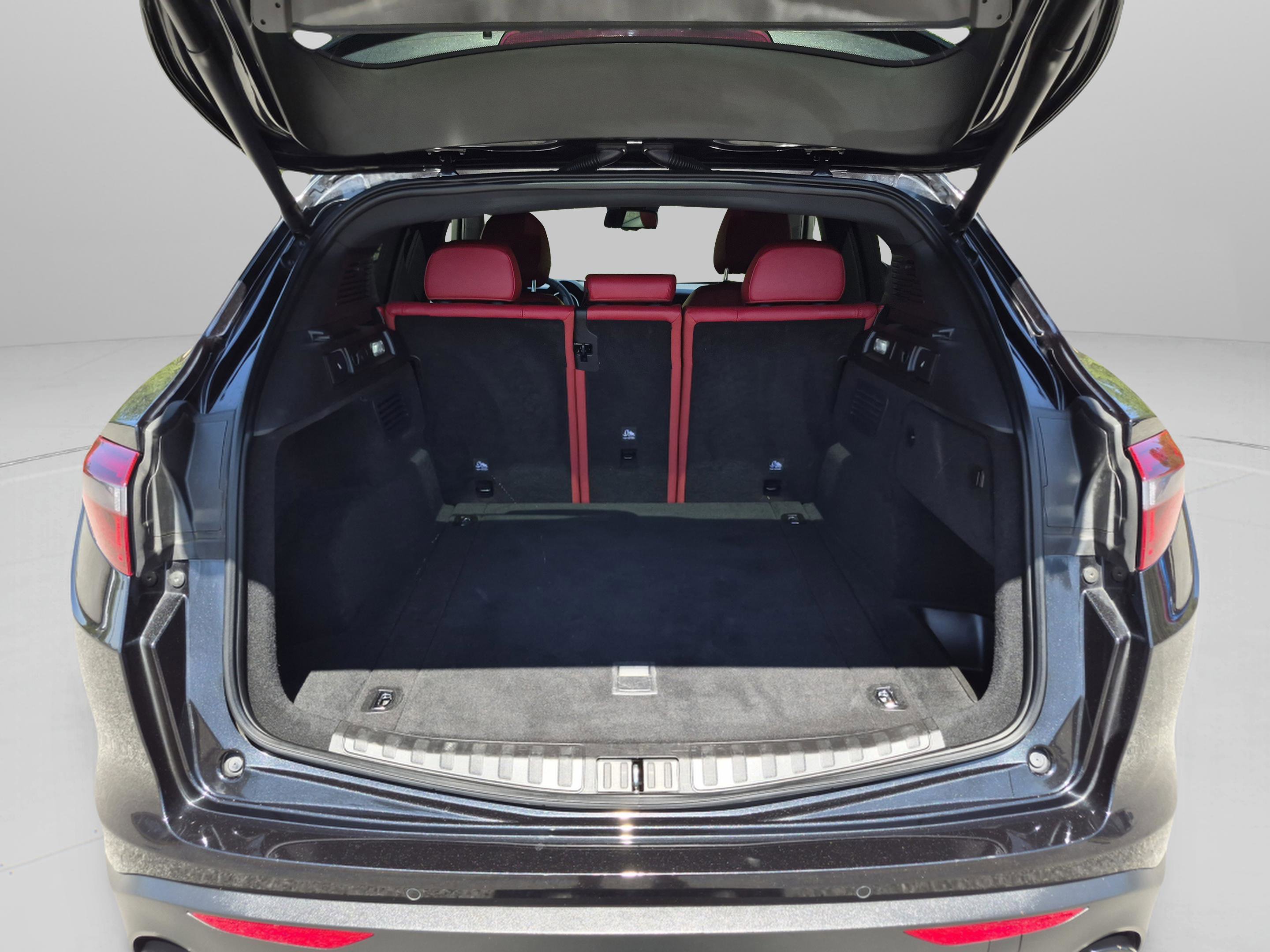 Used 2022 Alfa Romeo Stelvio Sprint RWD image 9