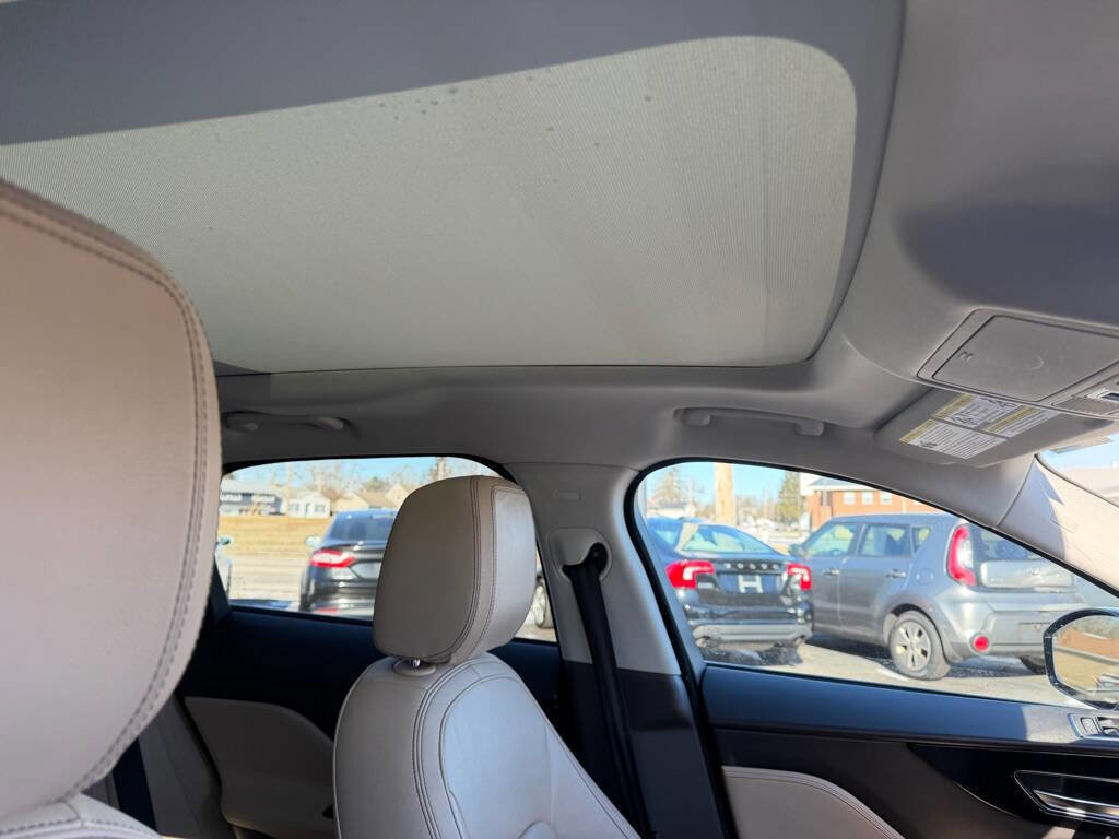 Used 2017 Jaguar F-PACE Prestige image 16