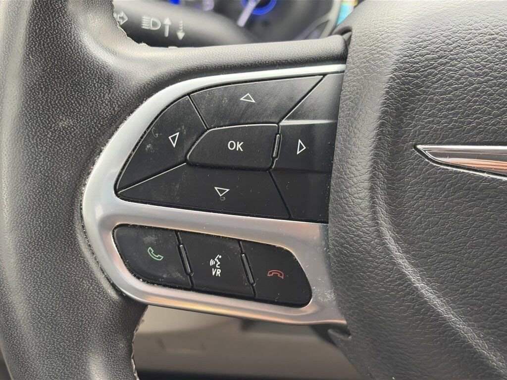 Used 2022 Chrysler Pacifica Touring-L image 22