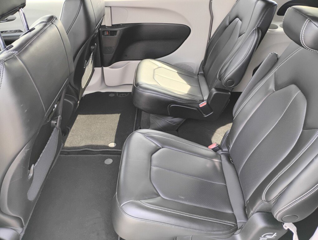 Used 2023 Chrysler Pacifica Touring-L FWD image 12