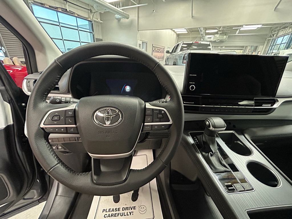 Used 2025 Toyota Sienna XLE FWD image 10