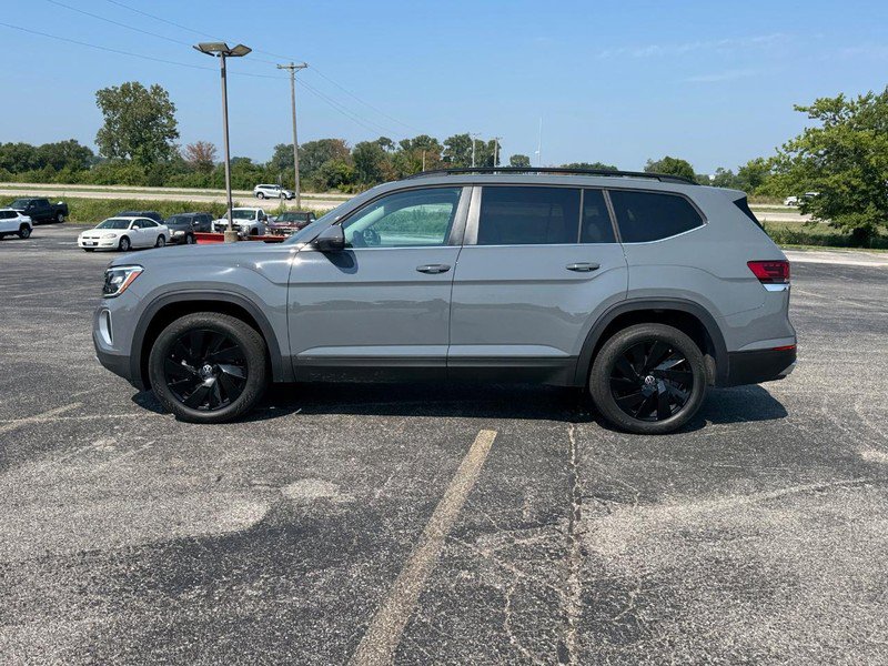 Used 2025 Volkswagen Atlas SE image 2
