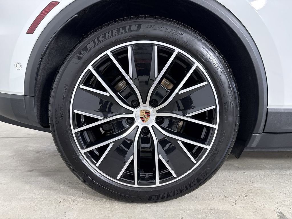 Certified 2025 Porsche Macan 4 Electric image 16