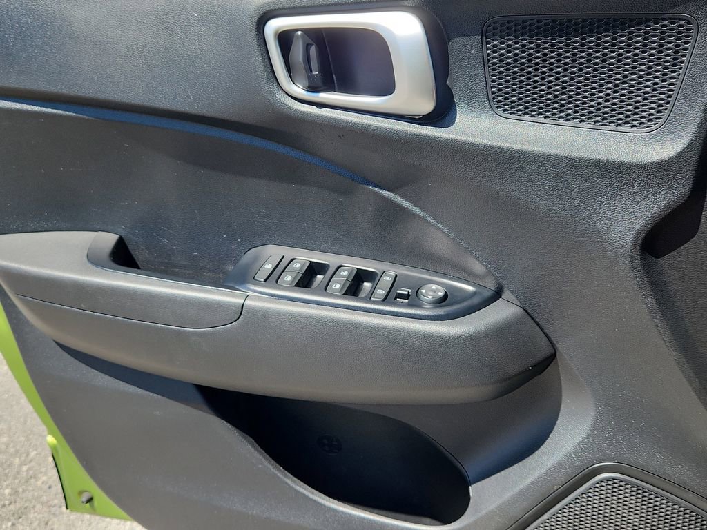 Used 2020 Hyundai Venue SEL FWD image 6