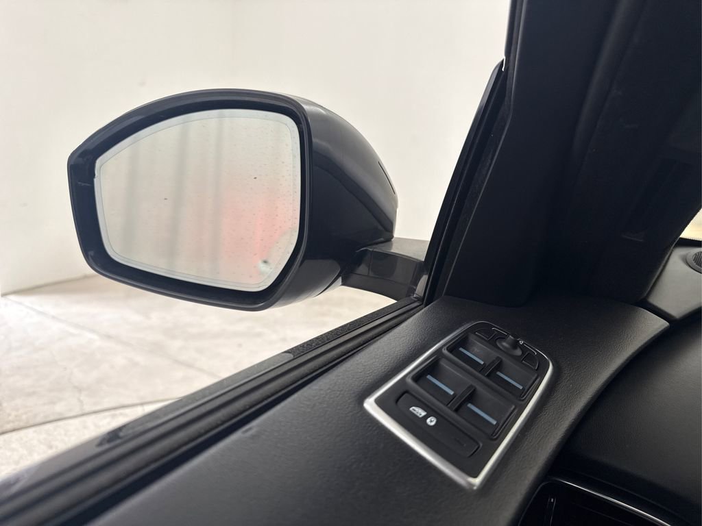 Used 2020 Jaguar F-PACE Premium image 38