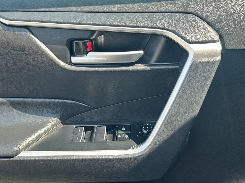 Used 2024 Toyota RAV4 XLE AWD/4WD image 32