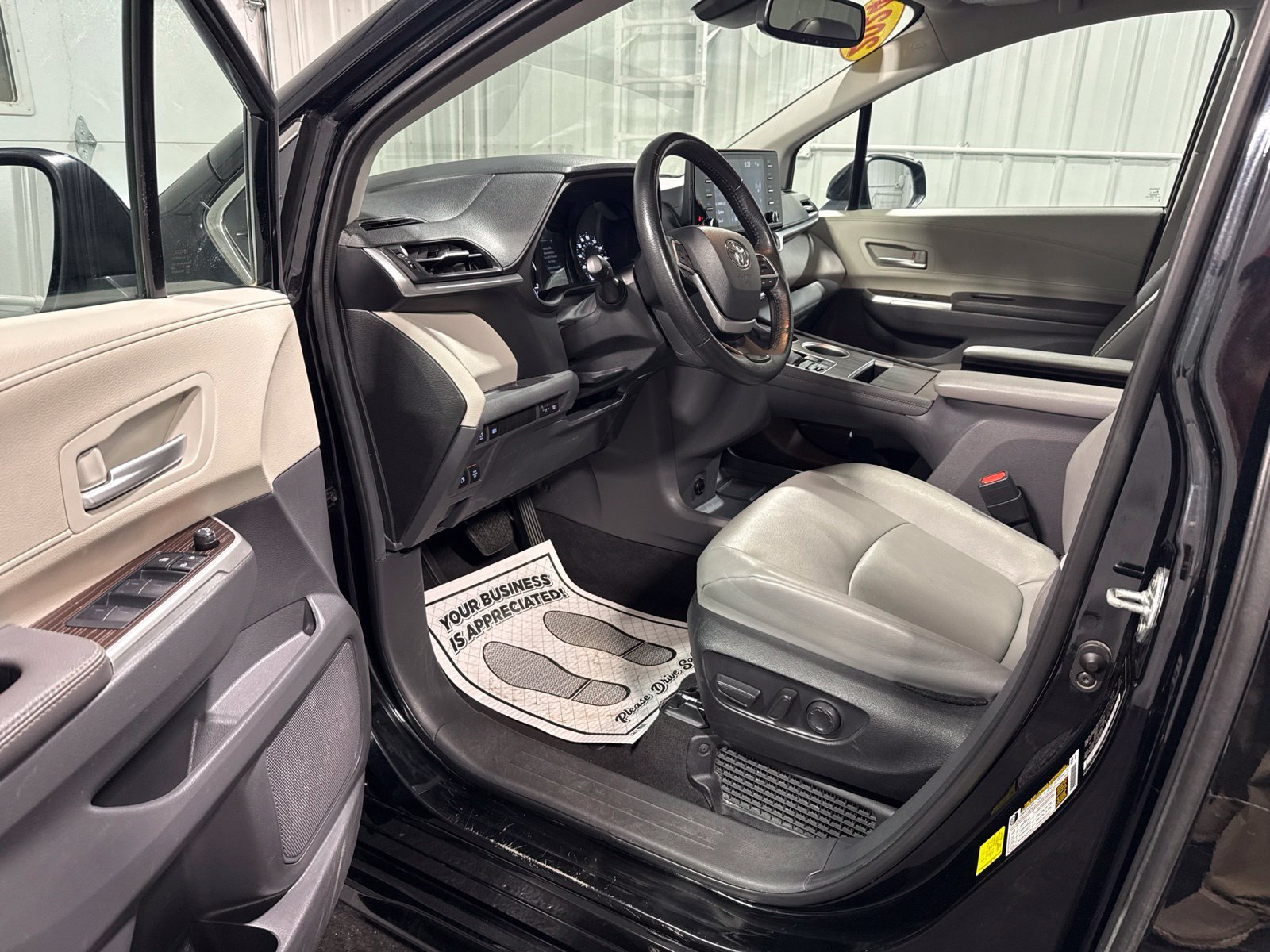 Used 2024 Toyota Sienna XLE FWD image 25