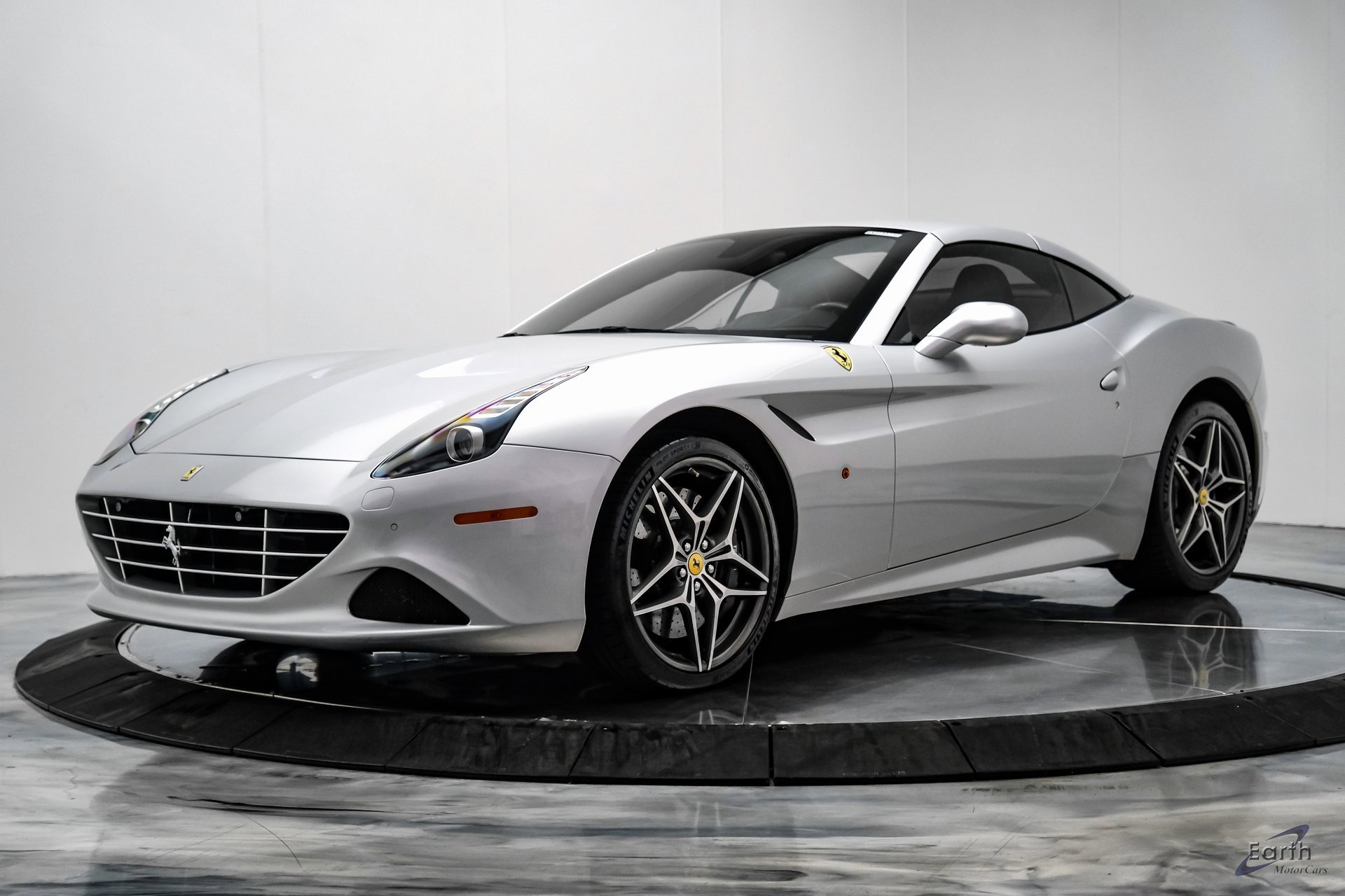 Used 2016 Ferrari California T image 4