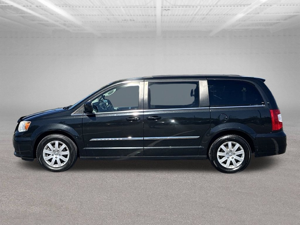 Used 2014 Chrysler Town & Country Touring FWD image 4