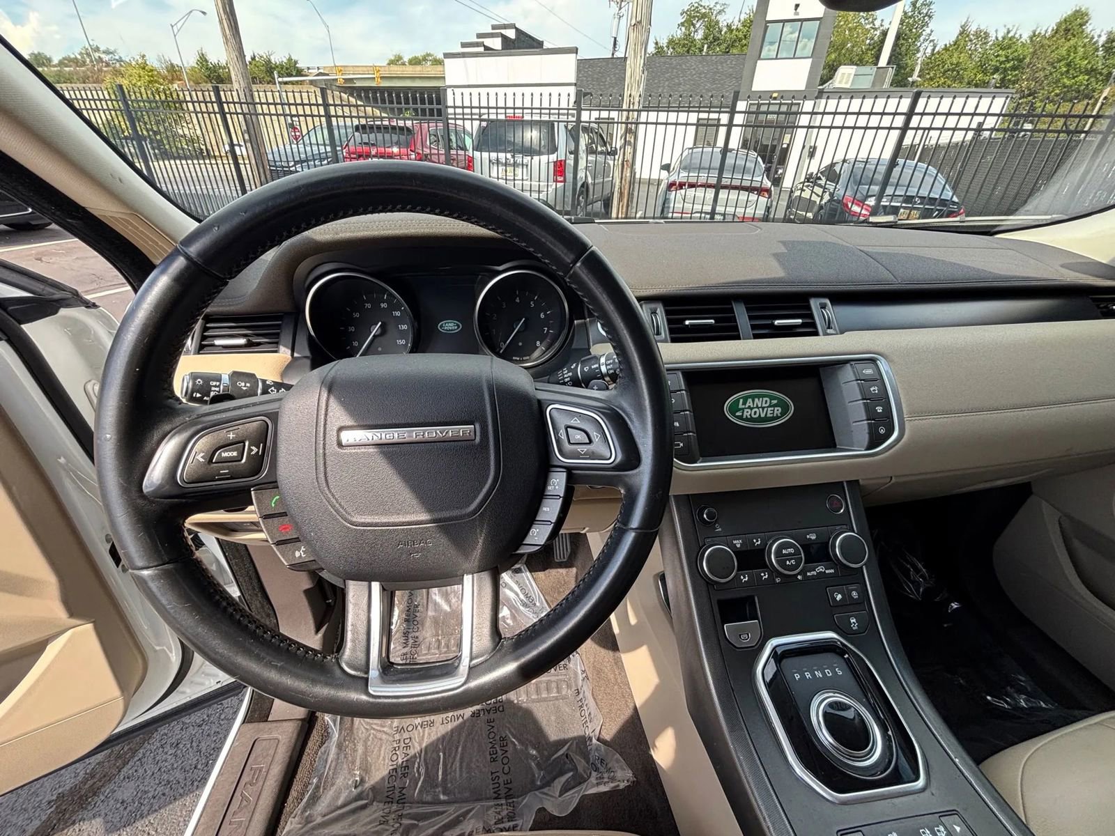 Used 2019 Land Rover Range Rover Evoque SE Premium image 26