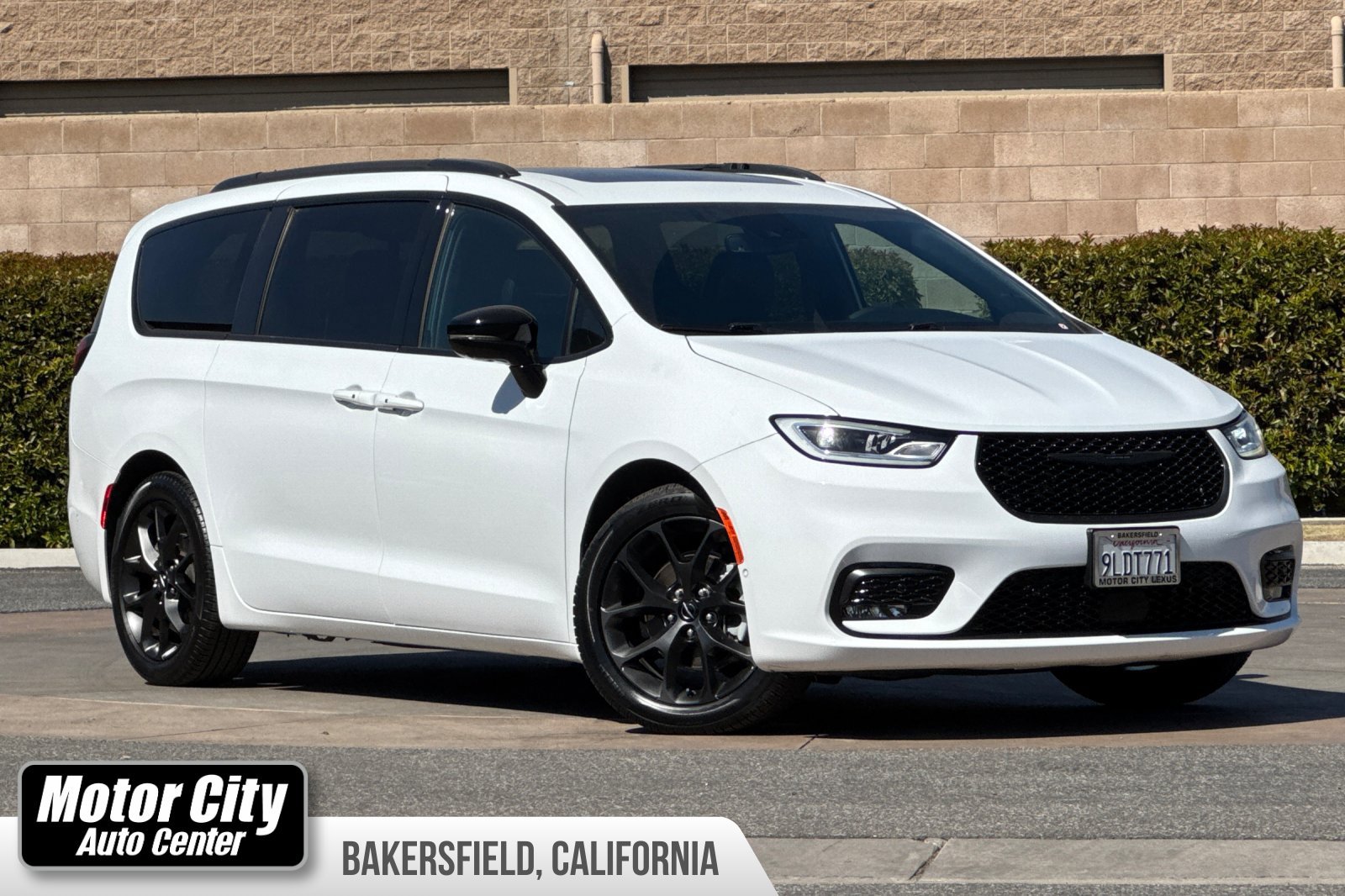 Used 2024 Chrysler Pacifica Limited w/ Uconnect Theater Family Group