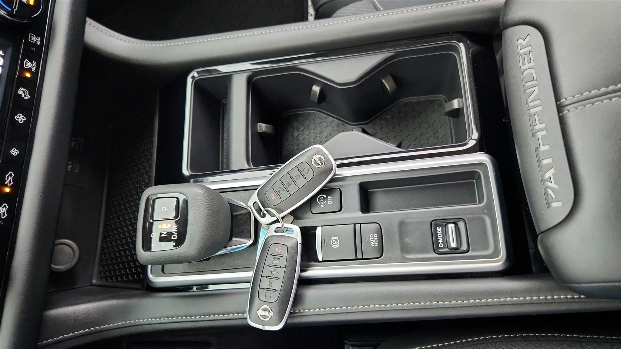 Used 2025 Nissan Pathfinder SV image 37