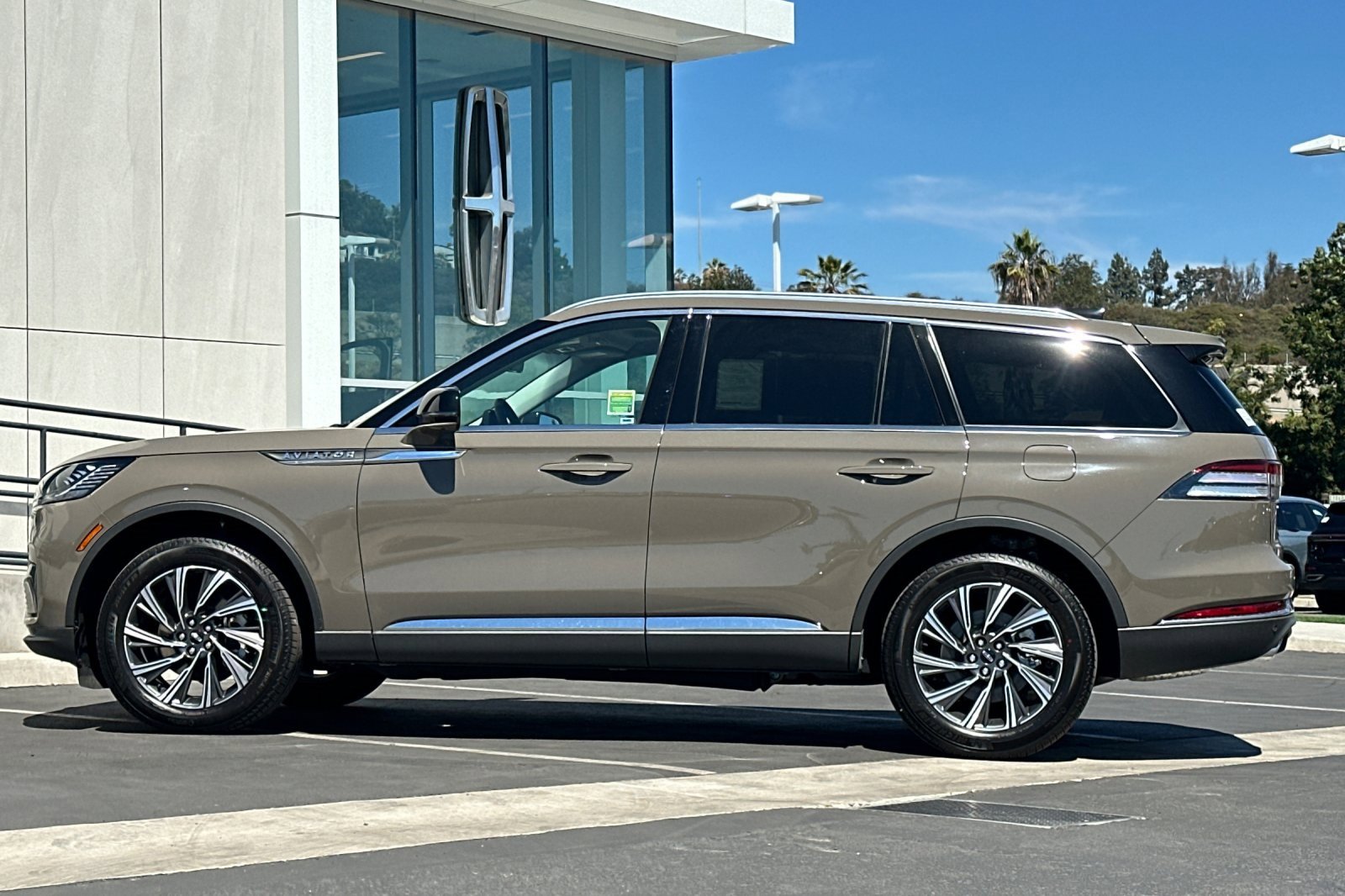 New 2025 Lincoln Aviator AWD w/ Equipment Group 101A image 6