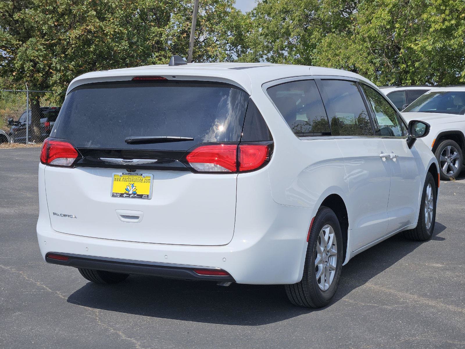 New 2027 Chrysler Pacifica LX FWD image 5