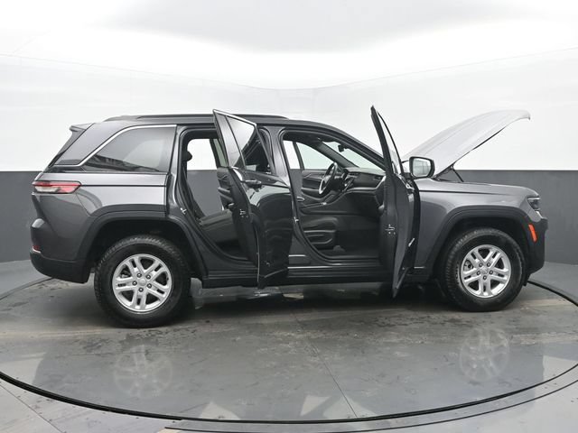 Used 2024 Jeep Grand Cherokee Laredo AWD/4WD image 57