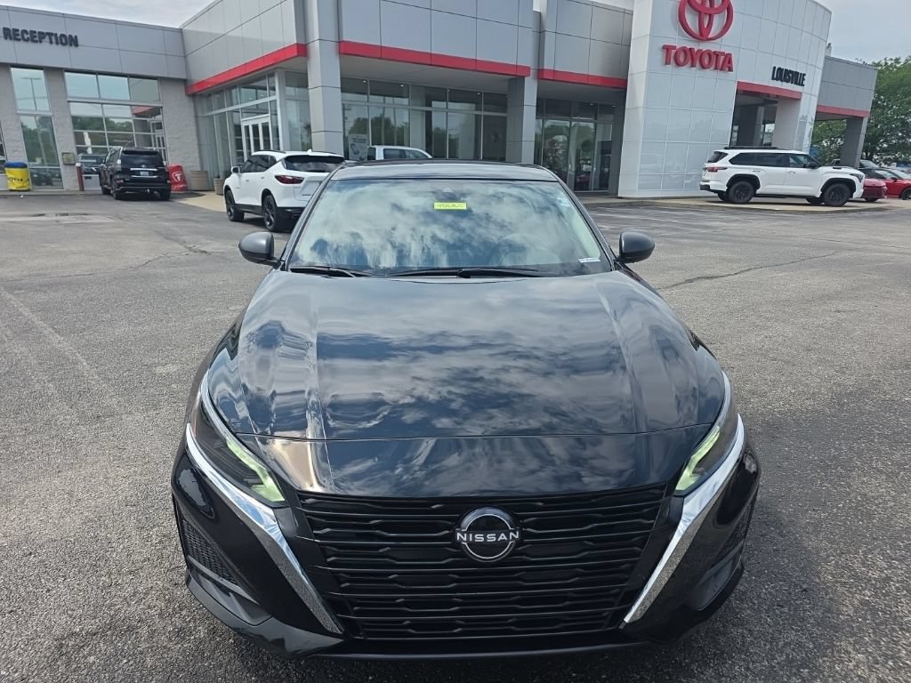 Used 2025 Nissan Altima 2.5 SV FWD image 2