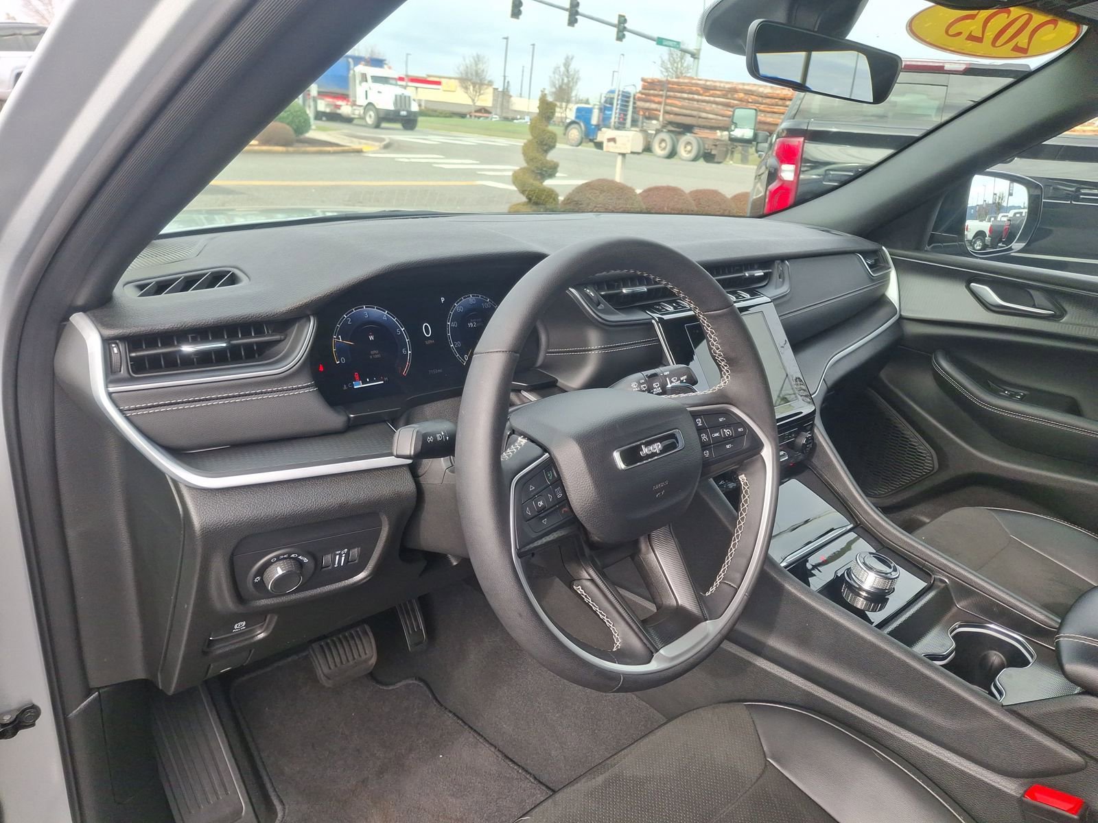 Used 2025 Jeep Grand Cherokee L Altitude AWD/4WD image 22