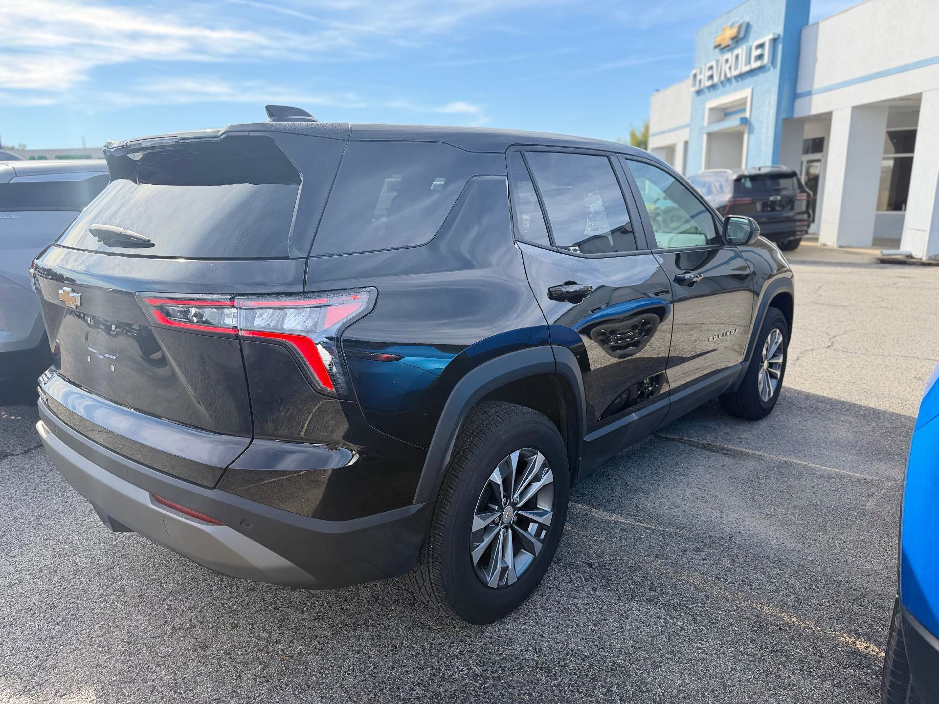 Used 2025 Chevrolet Equinox LT image 2