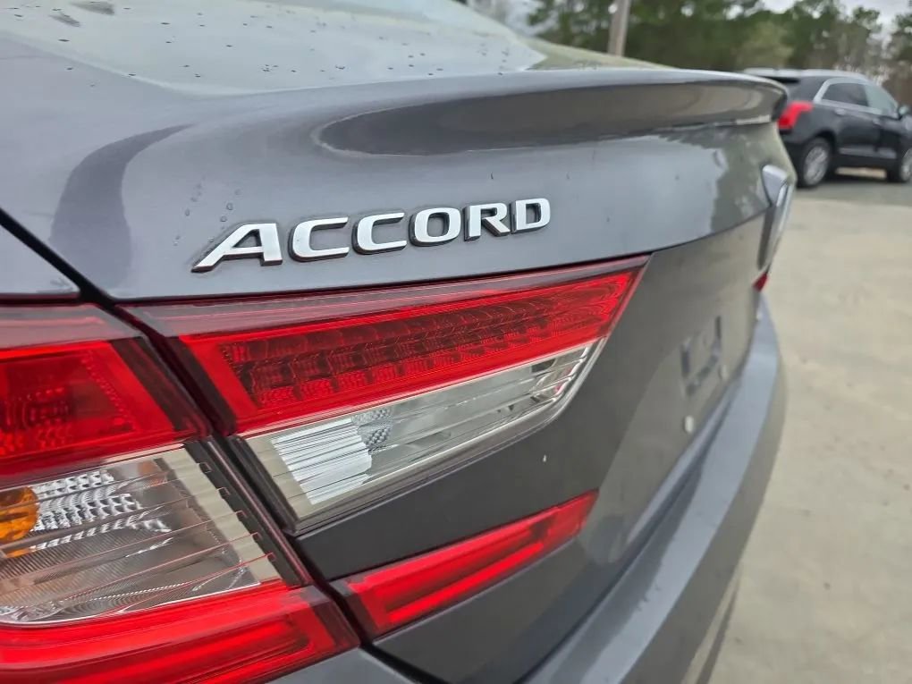 Used 2018 Honda Accord Touring image 11