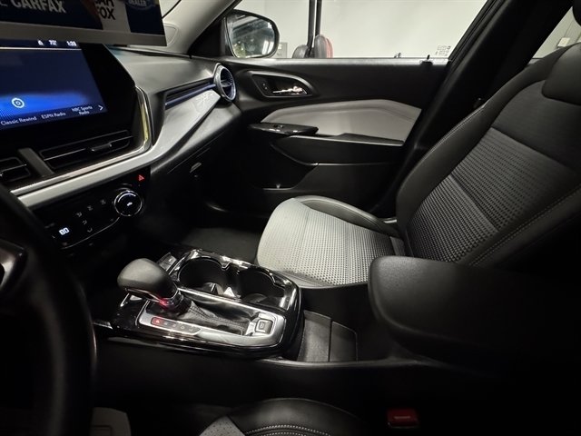 Used 2025 Chevrolet Trax LT w/ LT Convenience Package FWD image 26