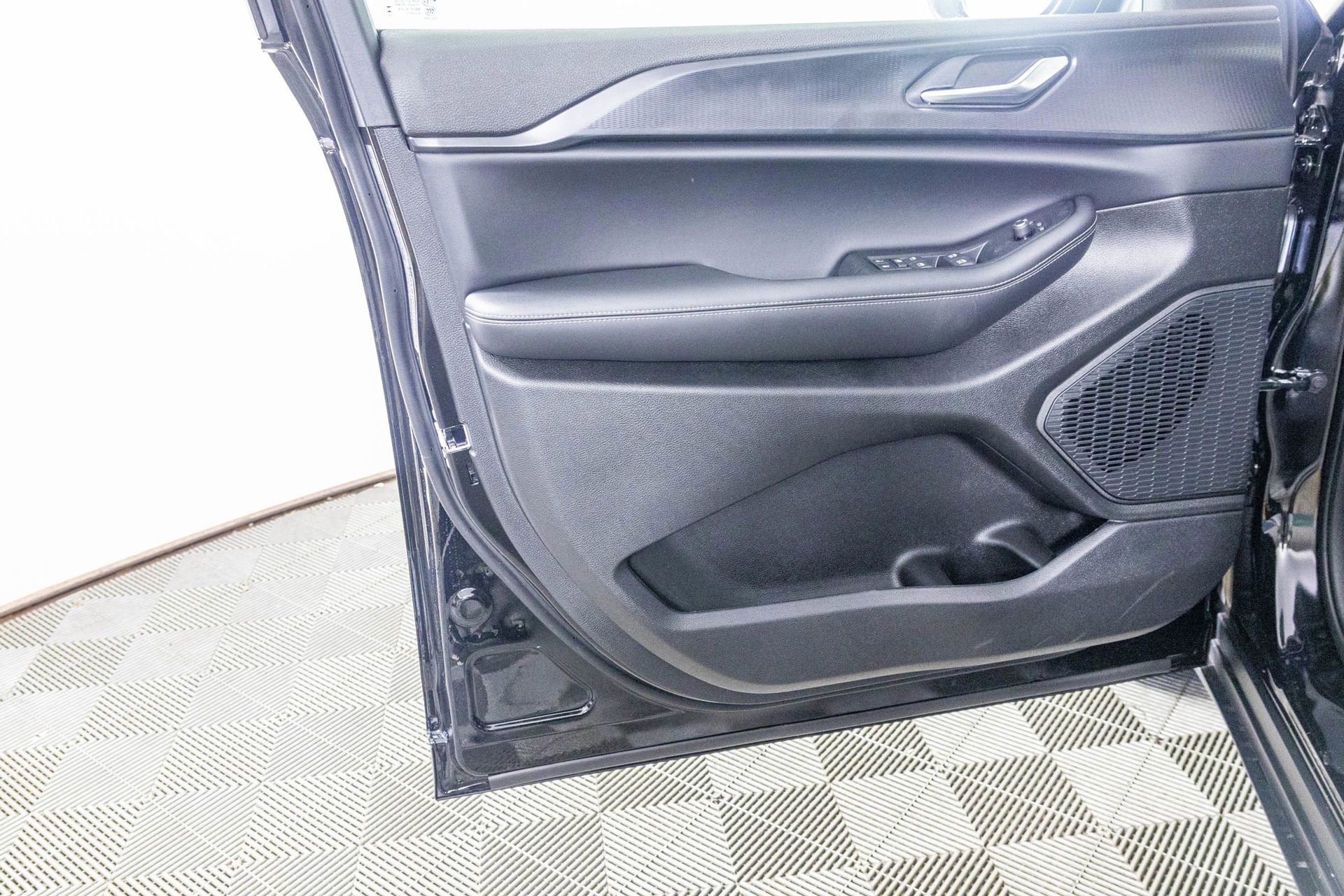 New 2025 Jeep Grand Cherokee L Laredo w/ Luxury Tech Group I image 14