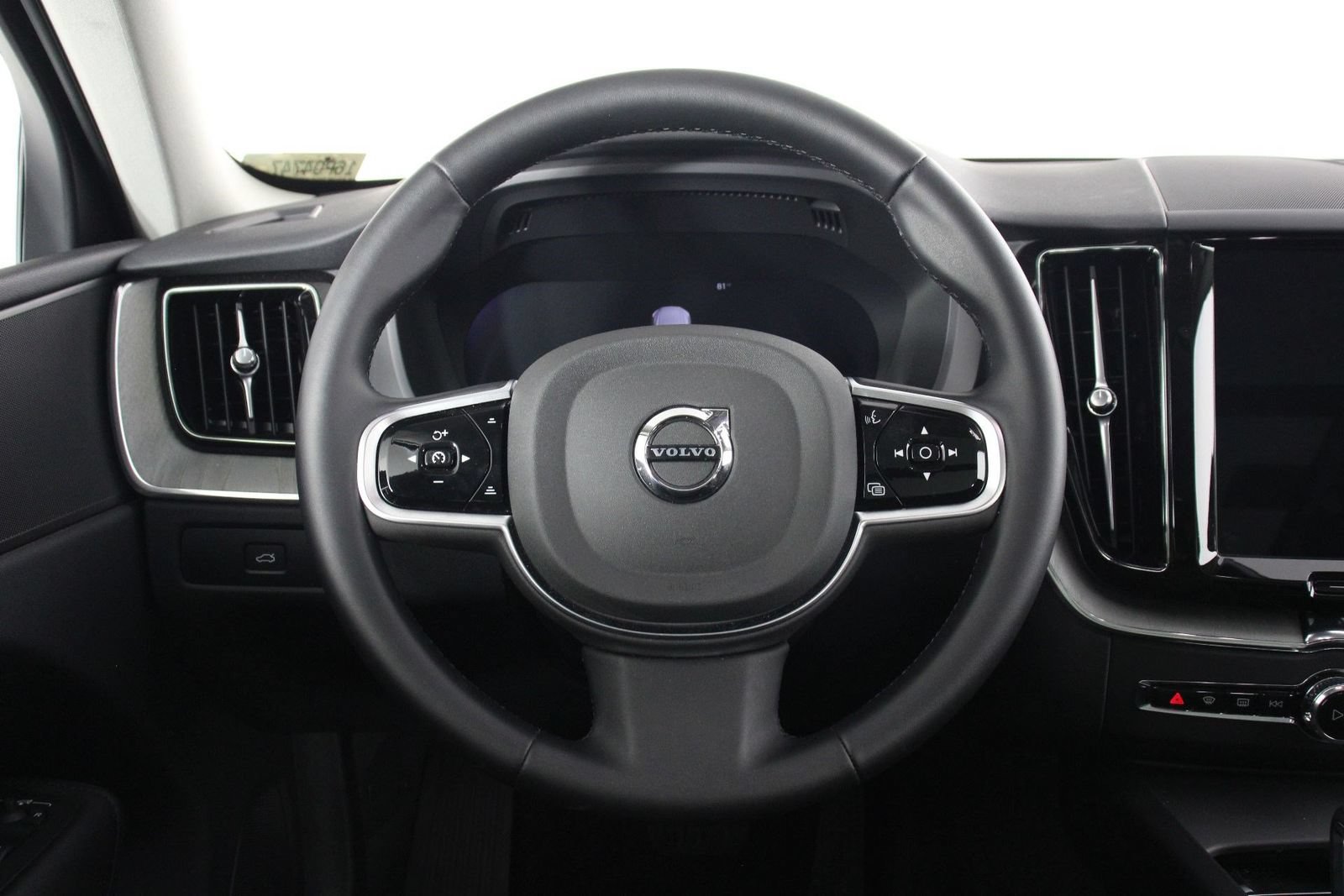 Certified 2025 Volvo XC60 B5 Plus AWD/4WD image 8