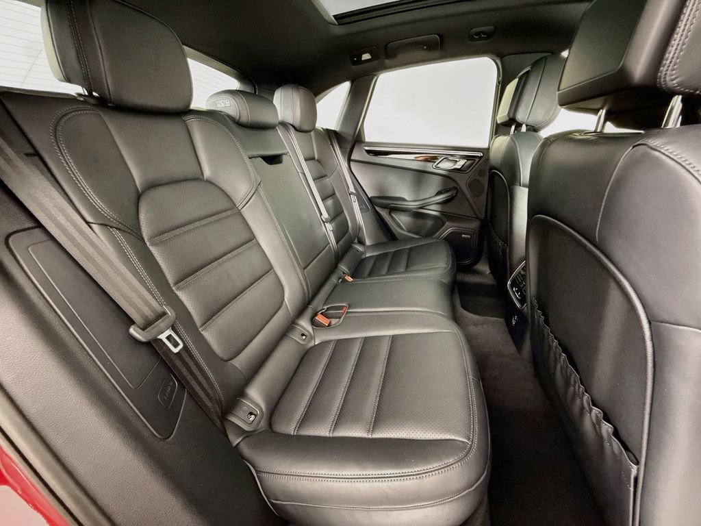 Certified 2025 Porsche Macan AWD/4WD image 29