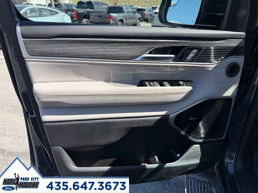Used 2023 Jeep Wagoneer Series III w/ Premium Group I AWD/4WD image 12