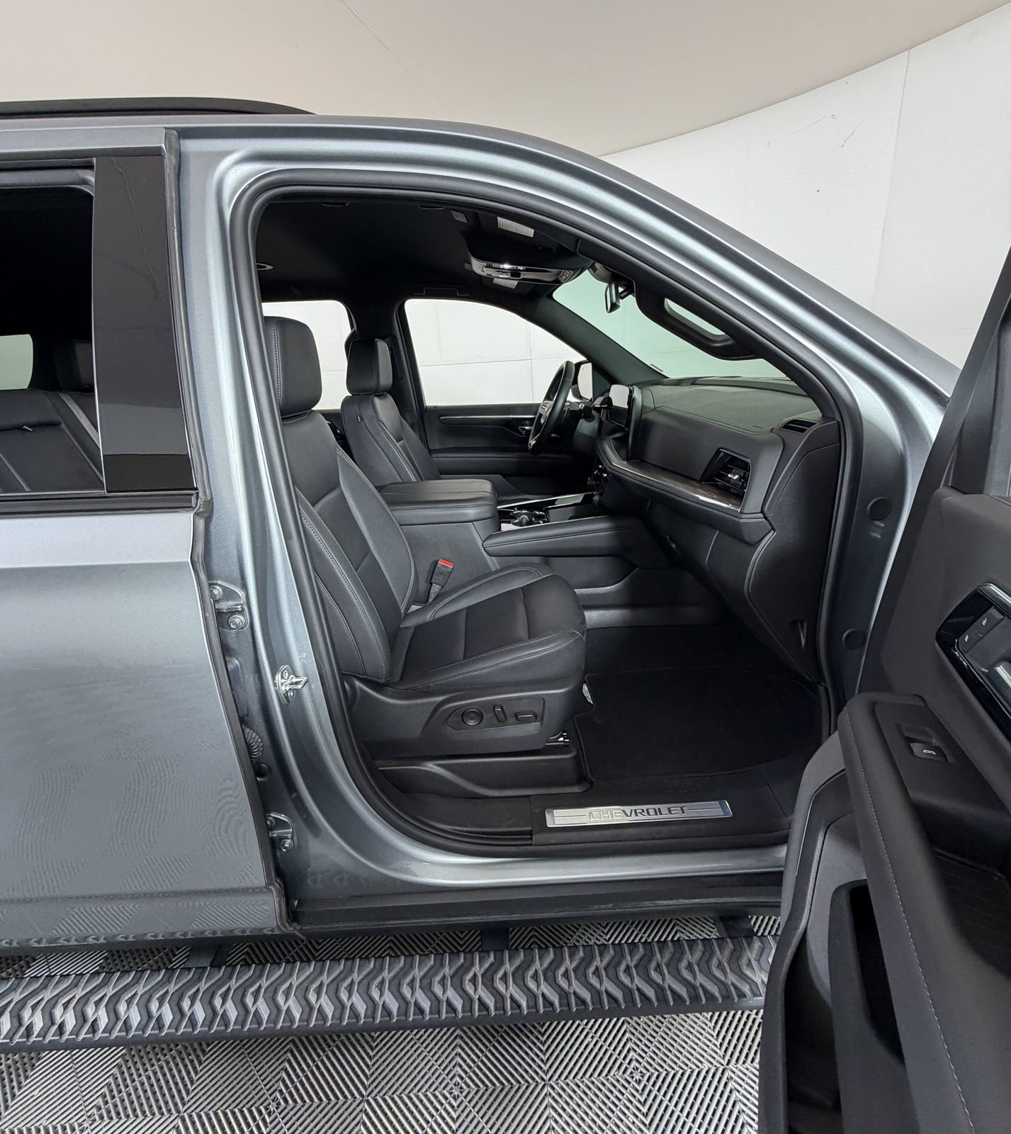 Used 2025 Chevrolet Suburban Z71 AWD/4WD image 5