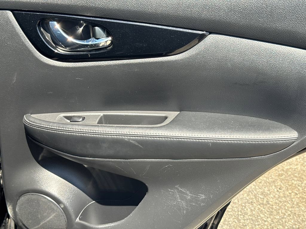 Used 2022 Nissan Rogue Sport SL w/ Premium Package image 16