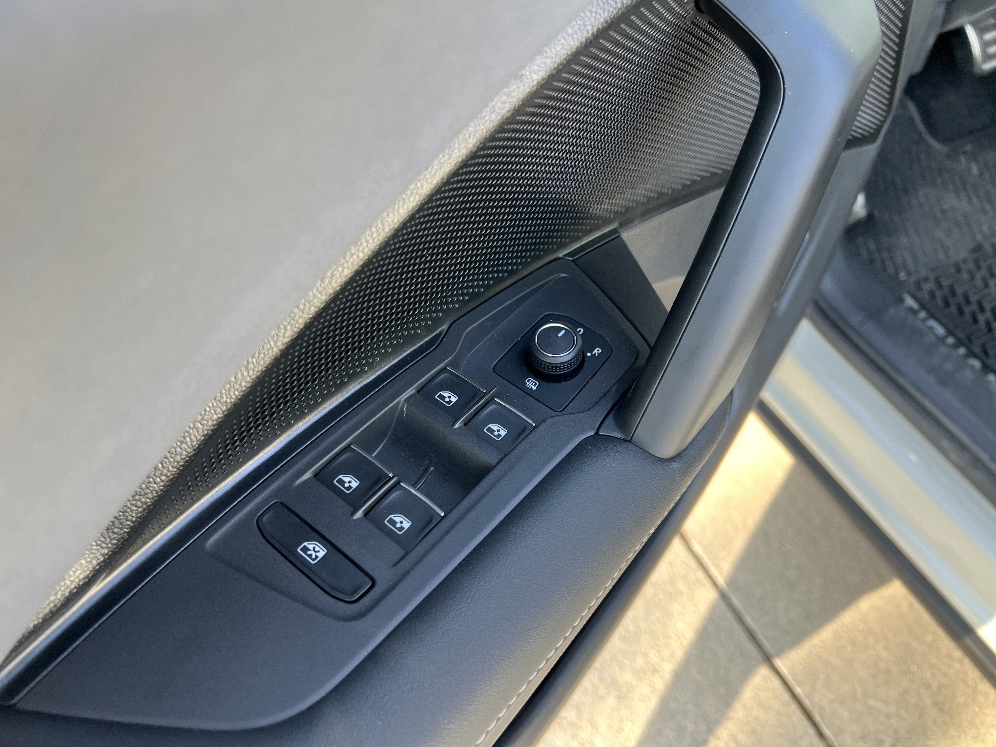 Certified 2026 Volkswagen Tiguan SE R-Line FWD image 13